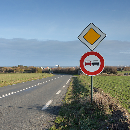 Lokale Verkehrsregeln vor Grenzübertritt studieren