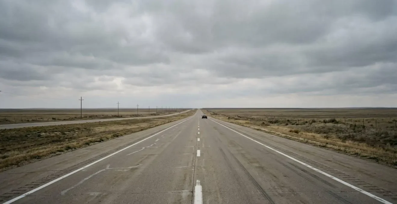 Monotone Autobahnlandschaft die Ermüdung beim Fahren symbolisiert