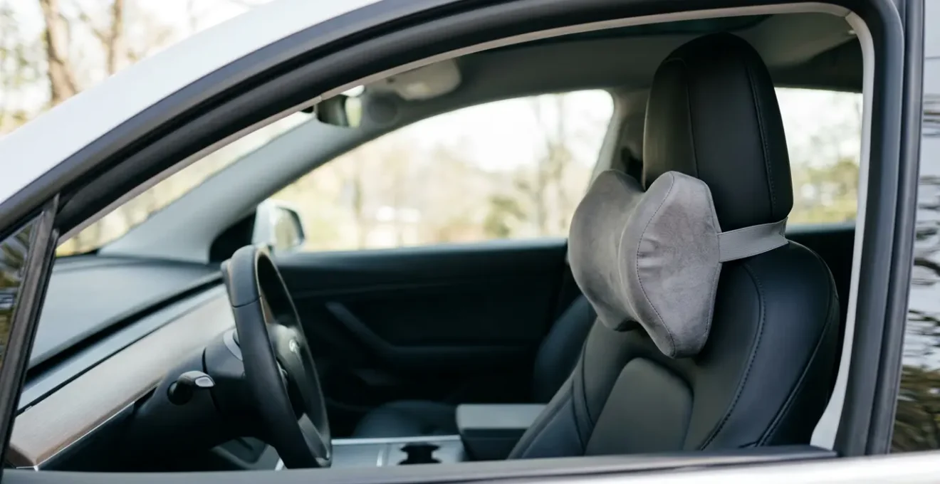 Ergonomisches Nackenkissen für optimale Nackenunterstützung während langer Autofahrten