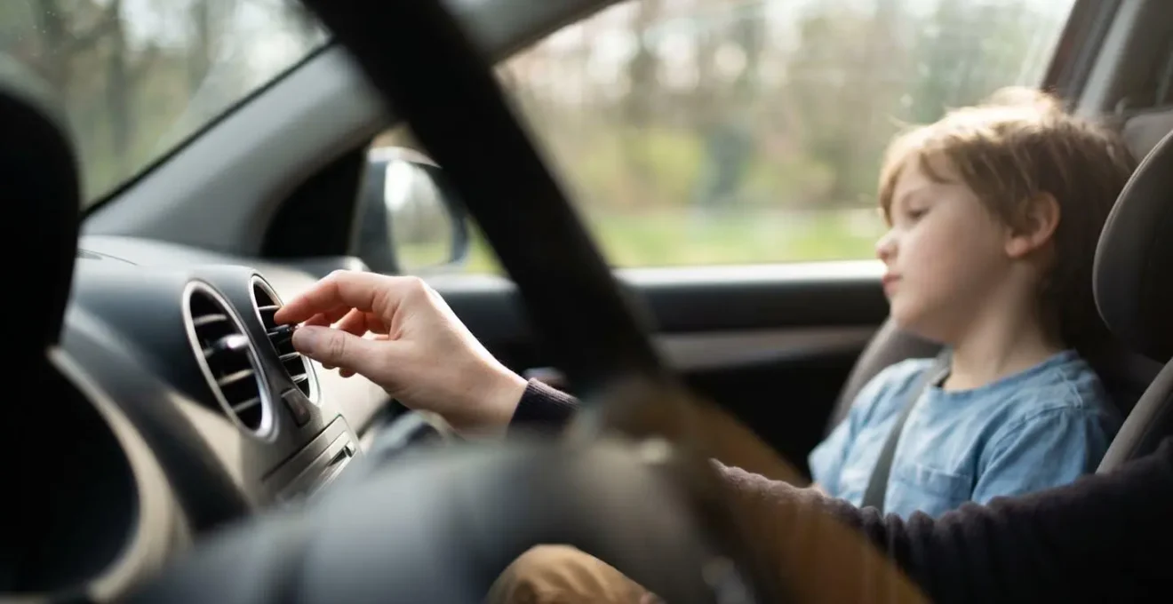 Frische Luftzirkulation im Fahrzeuginnenraum während einer entspannten Familienreise mit Kindern