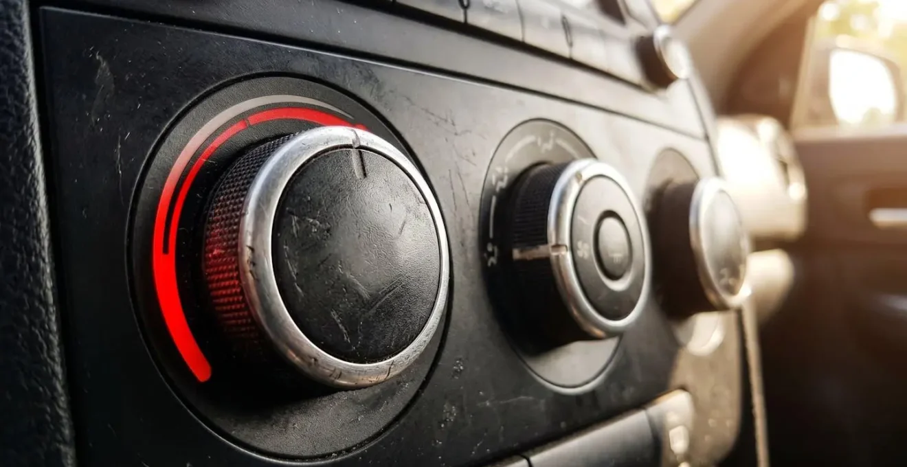 Nahaufnahme der Klimaanlage-Steuerung eines Autos mit maximaler Heizungseinstellung im Sommer