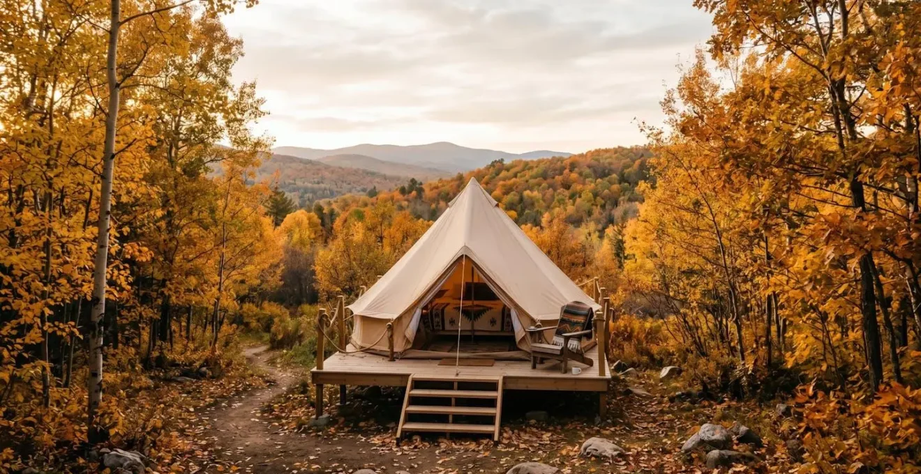 Herbstliche Glamping-Atmosphäre in der Nebensaison mit goldenem Laub und Premium-Unterkunft