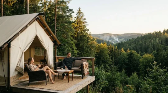 Paar genießt luxuriöses Glamping-Erlebnis in der Natur ohne eigene Campingausrüstung