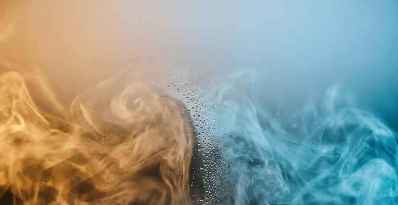 Symbolische Darstellung von Temperaturunterschied zwischen warmer und kalter Luft mit Kondensationseffekt