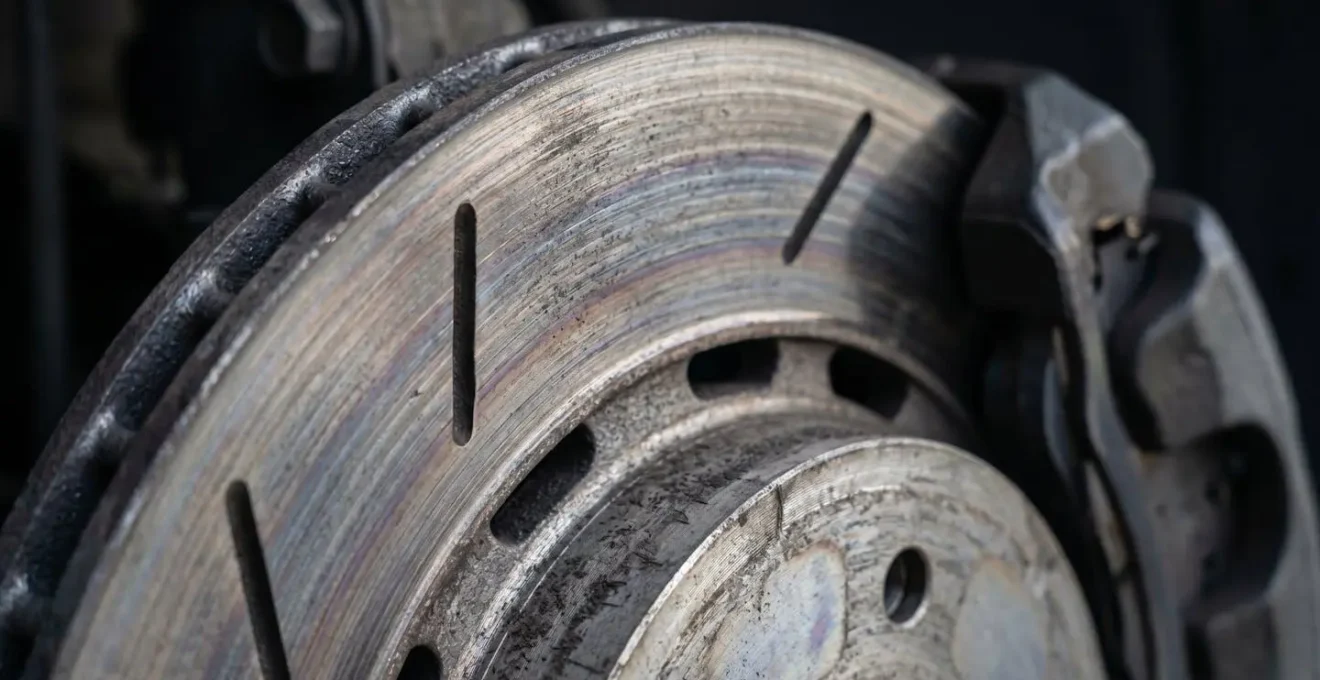 Detailaufnahme einer erhitzten Bremsscheibe mit Hitzeverfärbungen nach intensiver Bergabfahrt