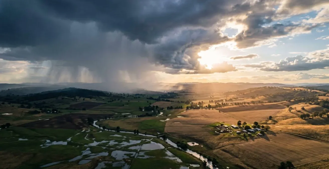 Dynamische Wetterfronten und Wolkenbewegungen über einer Landschaft zur Veranschaulichung von Wettervorhersagen